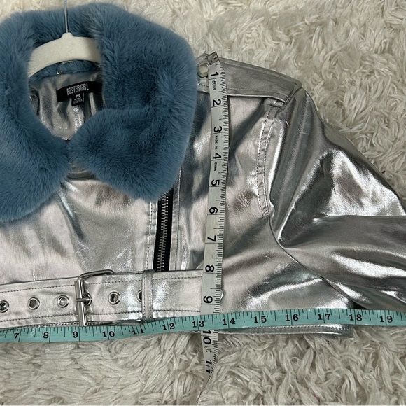 •POSTER GIRL• Metallic Silver Cropped Faux Fur Collar Moto Jacket⛓️‍💥 - Picture 6 of 7